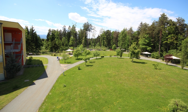 Seniorenresidenz Waldhof mit eigenem Park, Wald- & Grünfläche