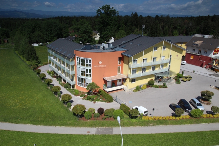 Unser Seniorenwohnheim in Graz Umgebung, inmitten von Grünflächen